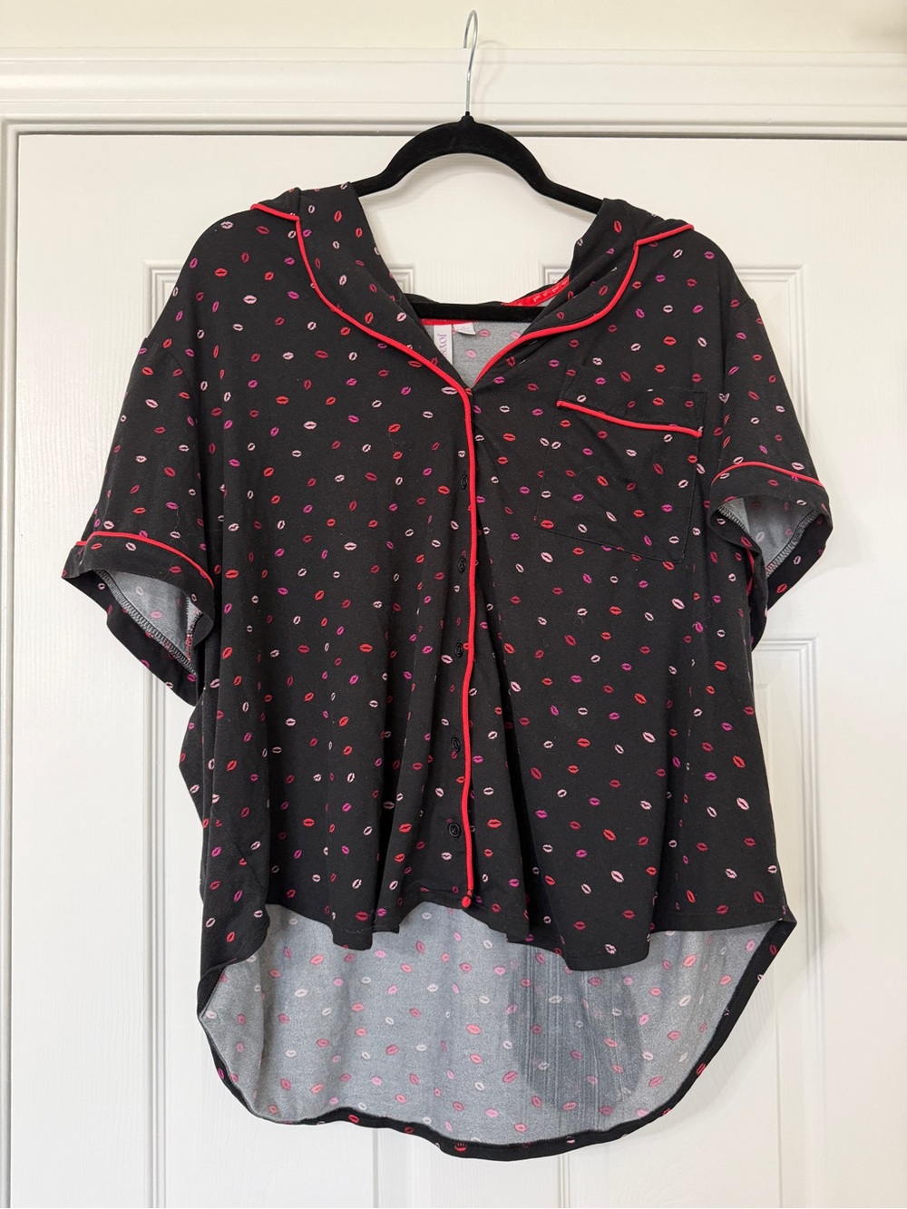 Joyspun, 2X Black Short Sleeve Pajama Top with Pink Lip Print and Matching Short